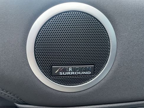 Used 2024 Land Rover Discovery S image 15