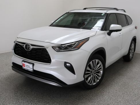 Certified 2026 Toyota Highlander Platinum AWD/4WD image 2