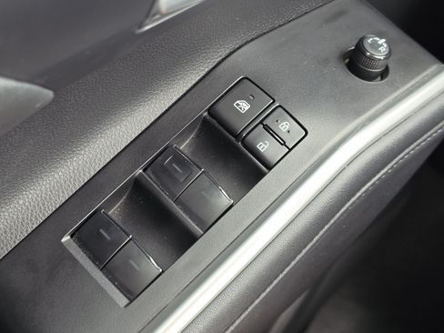 Used 2023 Toyota Highlander XLE FWD image 16