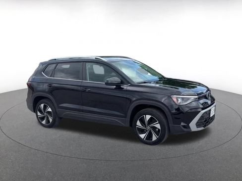 Used 2026 Volkswagen Taos SE AWD/4WD image 2