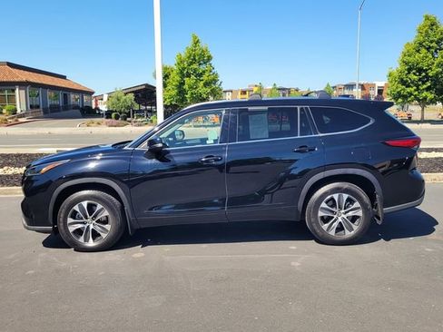 Certified 2021 Toyota Highlander XLE AWD/4WD image 9