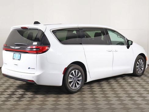 Used 2024 Chrysler Pacifica Limited FWD image 11