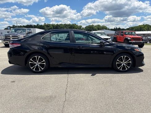 Used 2019 Toyota Camry SE w/ Convenience Package FWD image 2