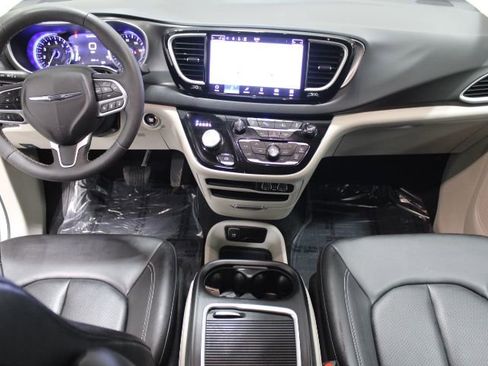 Used 2024 Chrysler Pacifica Touring-L FWD image 2