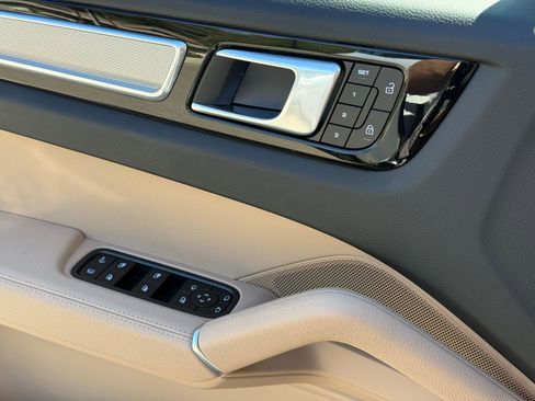 Certified 2022 Porsche Cayenne Platinum Edition image 27