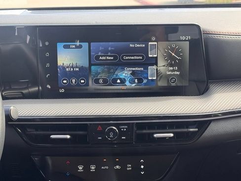 Certified 2025 Nissan Kicks SR FWD image 18