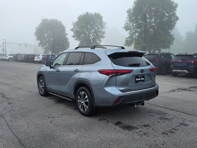 Used 2022 Toyota Highlander XLE AWD/4WD image 6