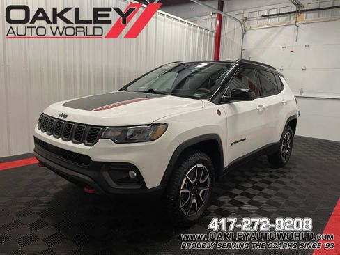 Used 2025 Jeep Compass Trailhawk AWD/4WD image 1