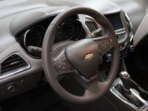 Used 2018 Chevrolet Cruze LT w/ Convenience Package FWD image 10