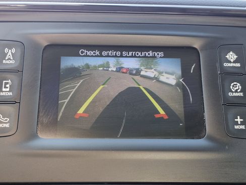 Used 2017 Chrysler Pacifica Touring-L FWD image 2