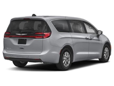 Used 2023 Chrysler Pacifica Limited FWD image 3