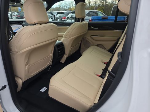 New 2025 Jeep Grand Cherokee Limited w/ Black Appearance Package image 14