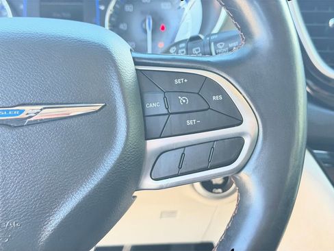 Used 2019 Chrysler Pacifica Touring Plus w/ Cold Weather Group FWD image 17
