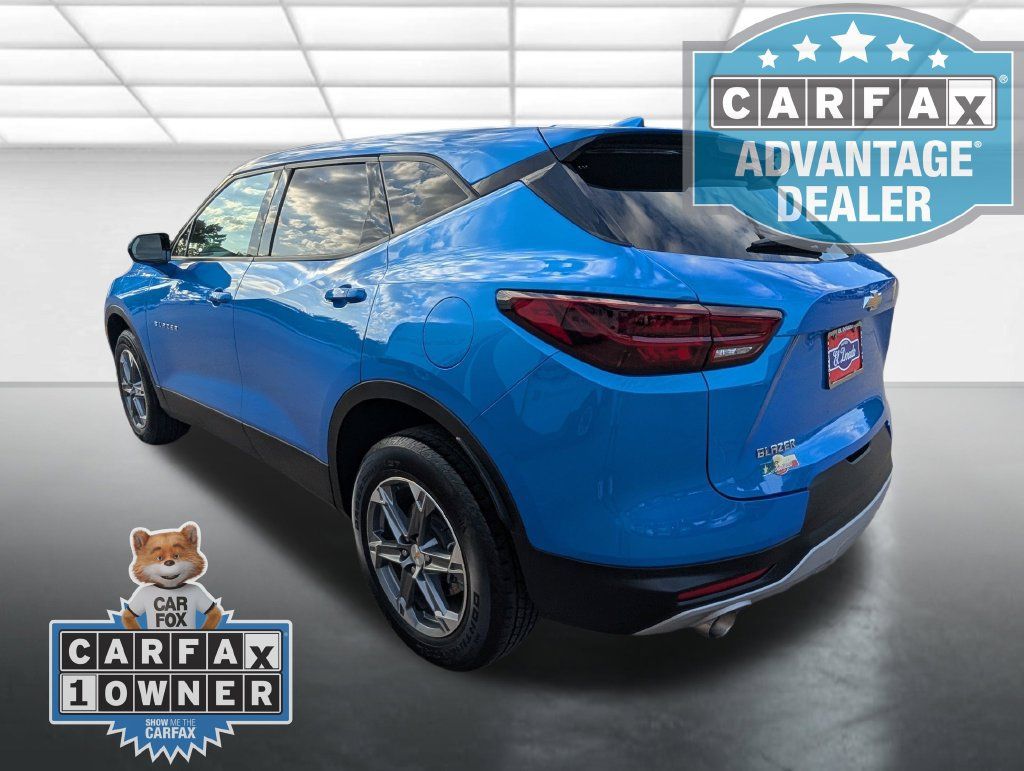 Used 2025 Chevrolet Blazer LT FWD image 2