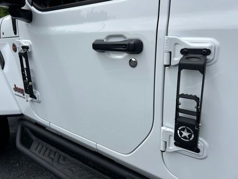 Used 2025 Jeep Gladiator Mojave AWD/4WD image 33