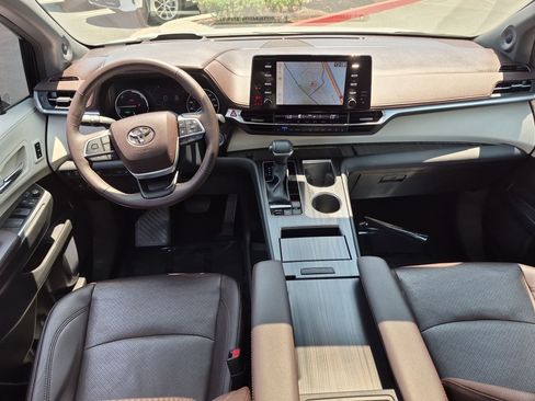 Used 2024 Toyota Sienna Platinum FWD image 30