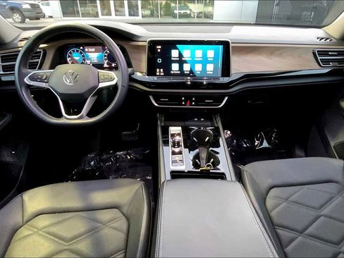 Used 2024 Volkswagen Atlas SE image 14