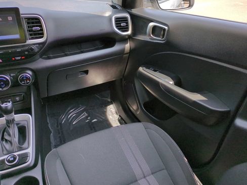 Used 2025 Hyundai Venue SEL FWD image 17