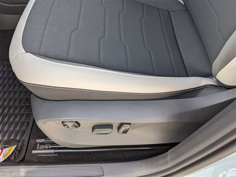 Used 2025 Volkswagen Taos SE image 27