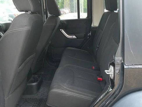 Used 2015 Jeep Wrangler Unlimited Rubicon w/ Connectivity Group AWD/4WD image 9