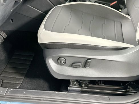 New 2025 Volkswagen Taos SE image 15