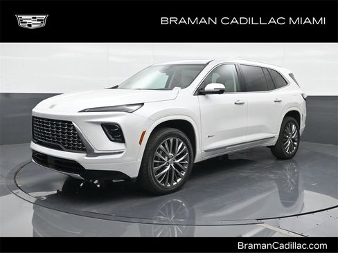 Used 2025 Buick Enclave Avenir image 1