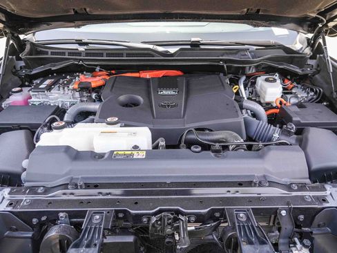 Used 2024 Toyota Sequoia Capstone AWD/4WD image 28