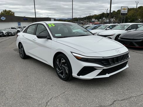 New 2025 Hyundai Elantra SEL image 1