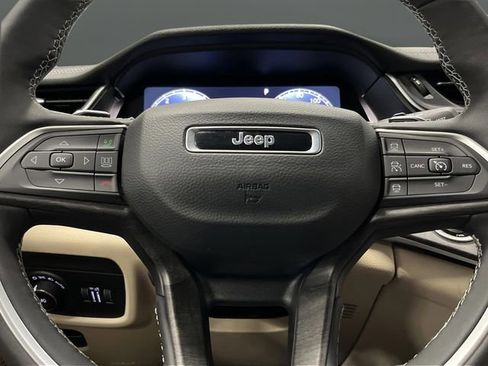 Used 2025 Jeep Grand Cherokee Limited w/ Luxury Tech Group II image 18