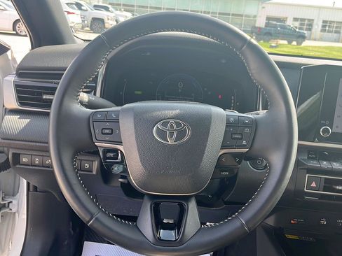Used 2025 Toyota Camry SE image 12