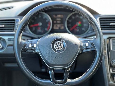 Used 2018 Volkswagen Passat 2.0T SE FWD image 32