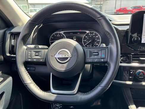 Used 2025 Nissan Pathfinder SL AWD/4WD image 14
