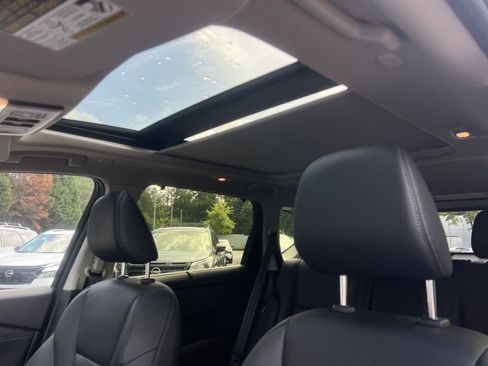 Certified 2025 Nissan Rogue SL w/ SL Premium Package FWD image 10