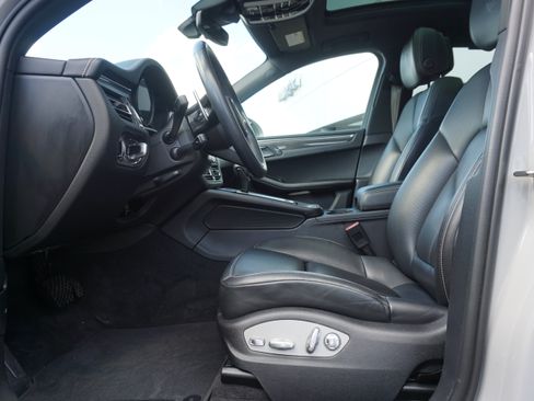 Certified 2024 Porsche Macan AWD/4WD image 5