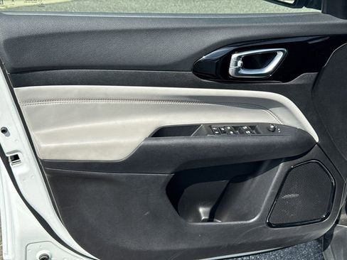 Used 2025 Jeep Compass Limited image 10