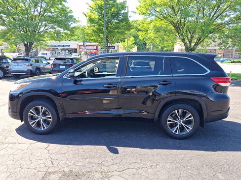 Used 2017 Toyota Highlander LE w/ Protection Package #3 AWD/4WD image 4