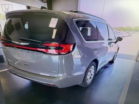 Used 2023 Chrysler Pacifica Limited FWD image 2