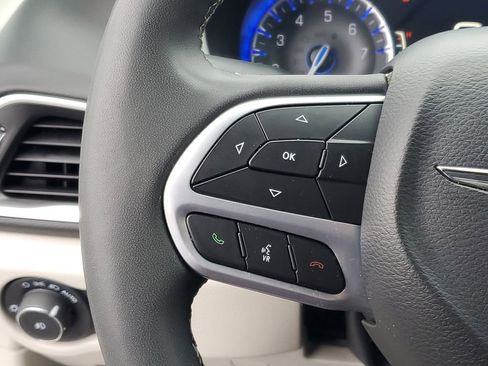 Used 2024 Chrysler Pacifica Touring-L image 16