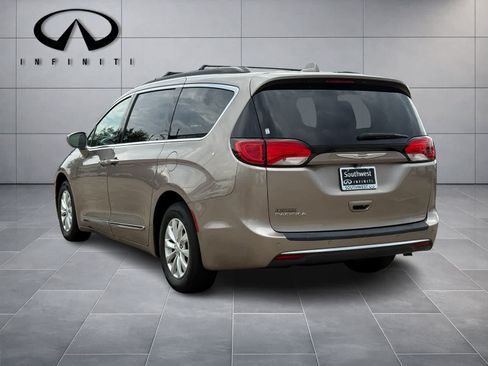Used 2017 Chrysler Pacifica Touring-L FWD image 5