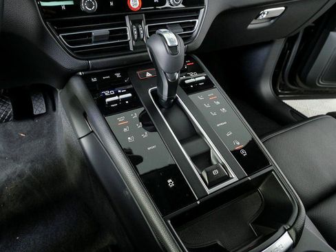 Certified 2026 Porsche Macan Turbo AWD/4WD image 18