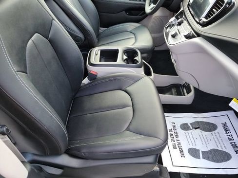 Used 2024 Chrysler Pacifica Limited FWD image 11