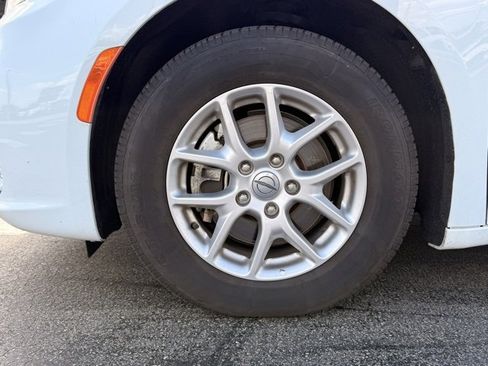 Used 2024 Chrysler Pacifica Touring-L image 10