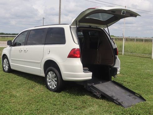 Used 2012 Volkswagen Routan SEL FWD image 1