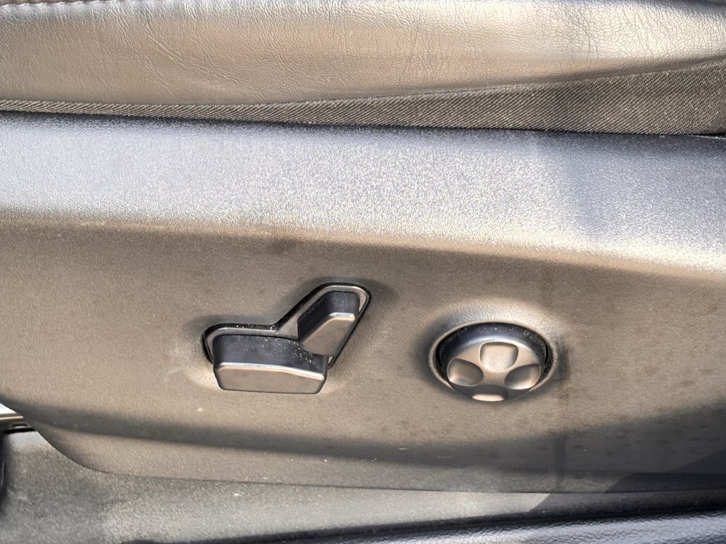 Used 2025 Chrysler Pacifica Limited FWD image 25
