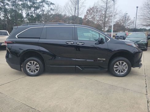 Used 2023 Toyota Sienna XLE w/ XLE Plus Package image 8