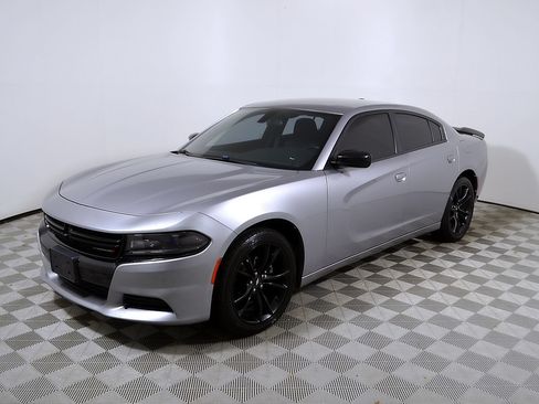 Used 2018 Dodge Charger SXT w/ Blacktop Package RWD image 3