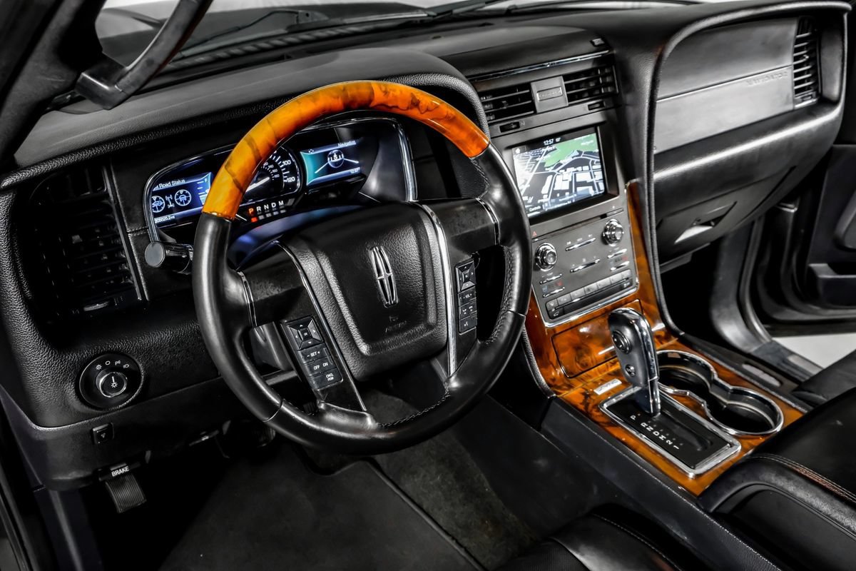 Used 2016 Lincoln Navigator Select RWD image 15