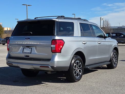 Used 2024 Ford Expedition XLT image 5