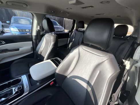 Used 2024 Kia Carnival EX image 11