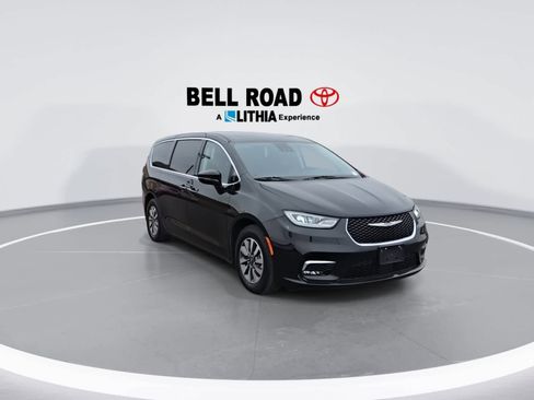 Used 2024 Chrysler Pacifica Limited FWD image 2